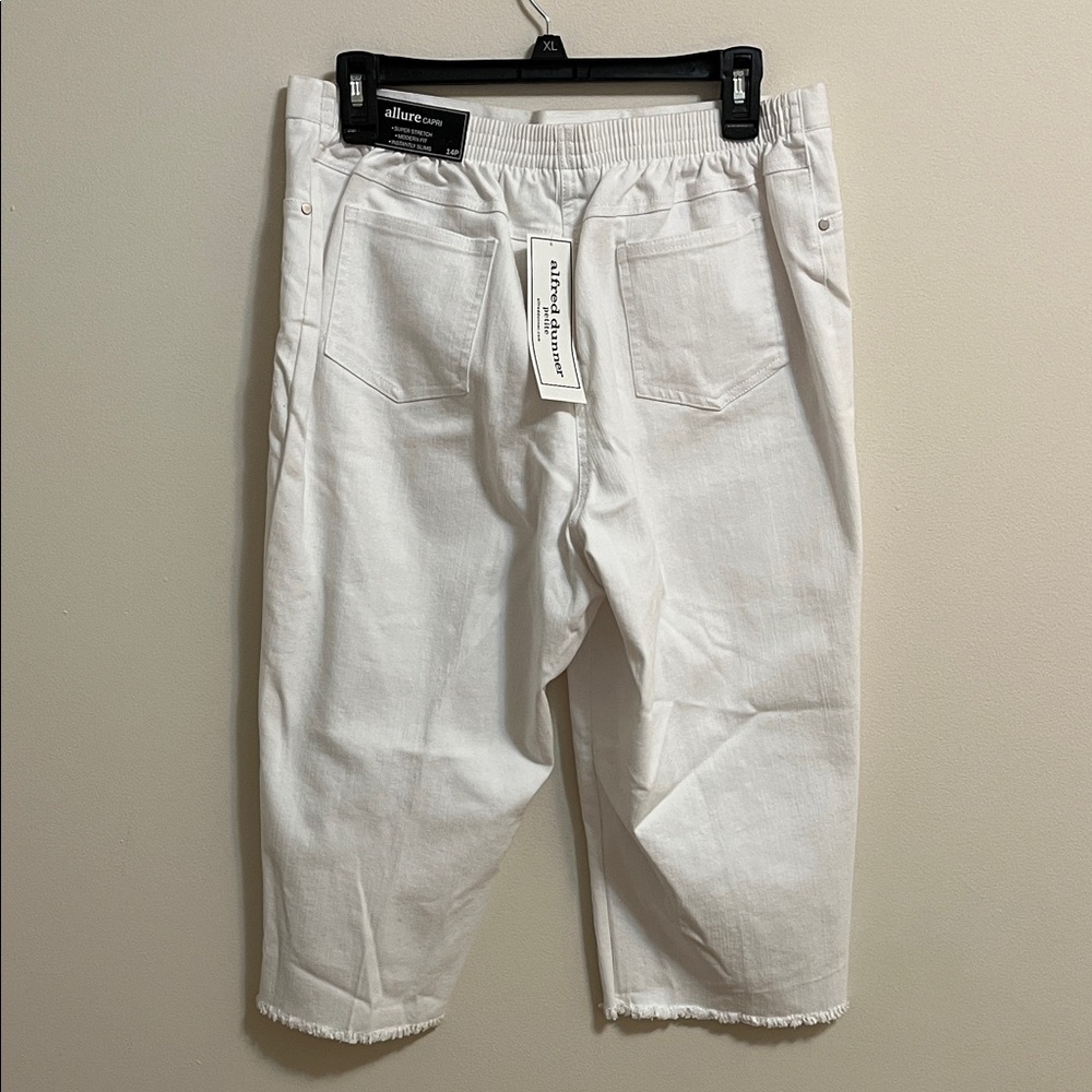 Alfred Dunner Blue Bayou White Capris with Embroidered Detail Elastic Waist 14P - Picture 8 of 14